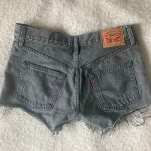 Gråa Levis shorts med liten slits längst ned på båda sidorna💕