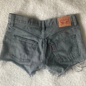 Levis shorts - Gråa Levis shorts med liten slits längst ned på båda sidorna💕