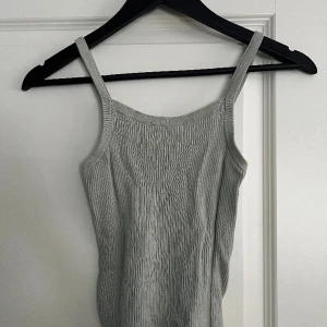 Finstickat linne - Tjockare tyg Storlek S