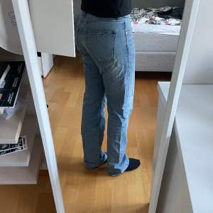 Säljer dessa blåa jeans från PULL&BEAR eftersom de tyvärr inte längre kommer till användning💕(pris kan diskuteras) 