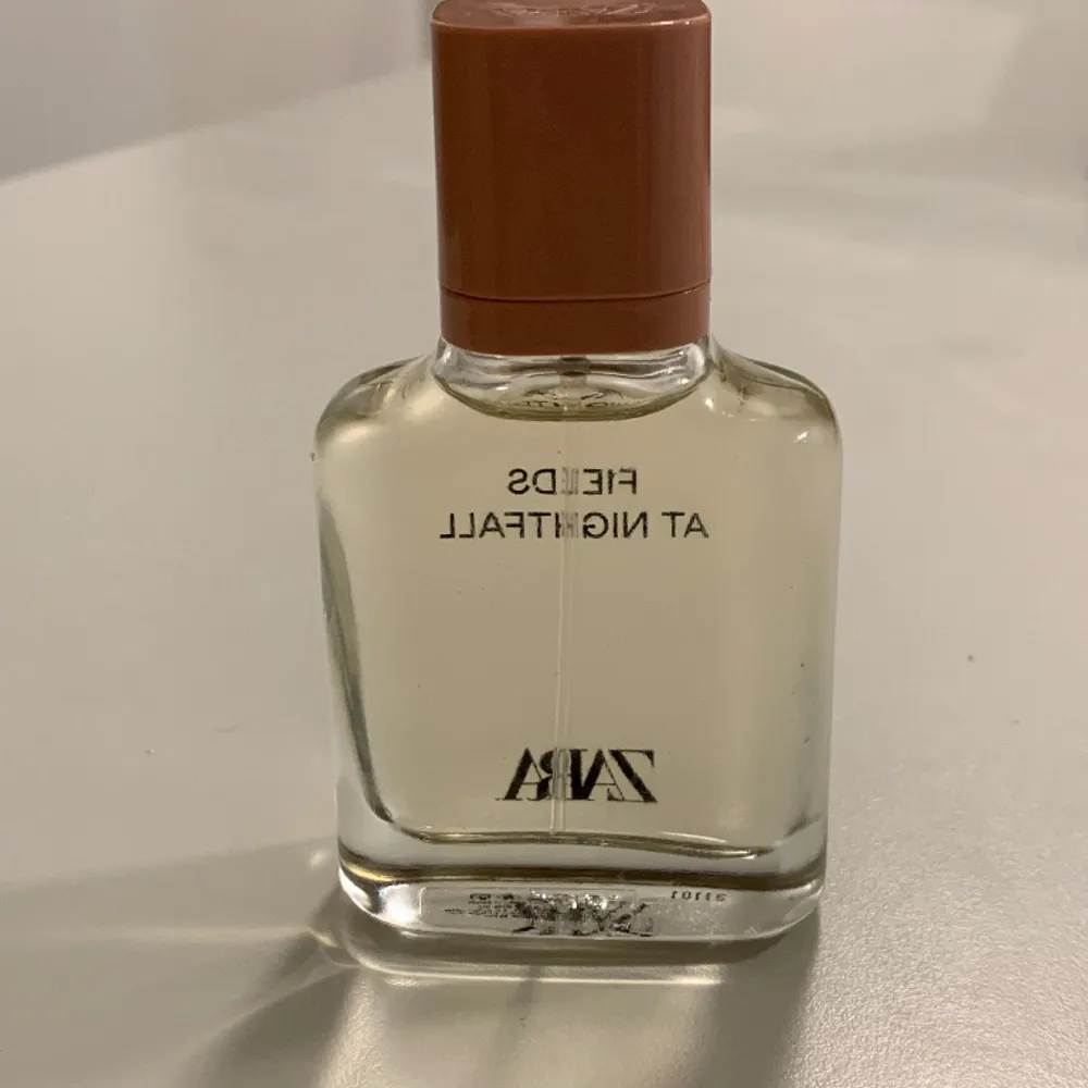 Zara parfym - 30ml - sprayats 1-4 gånger, säljes pga av att doften inte riktigt är min stil 💕. Accessoarer.
