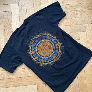 Svart t shirt - Gammal fruit of the loom t shirt - tidigt 90-tal.  Dm för mått Storlek M sitter som S. Single stitch - made in USA