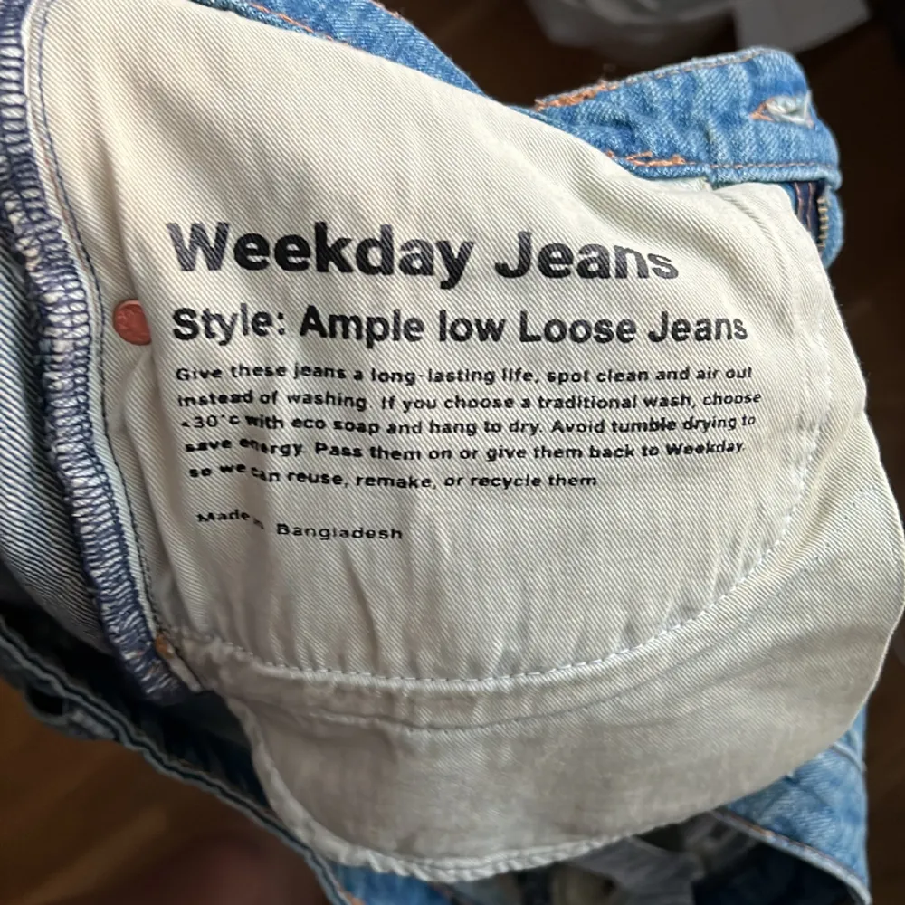 Ample low loose jeans från weekday i storlek W28, L34!! Som referens är jag 177cm lång⭐️ . Jeans & Byxor.