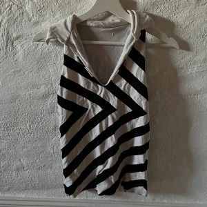 Y2k linne!! 🤍🖤 - Här har vi ett svart vitt linne!!  Detta linne är super snyggt och i bra skick, linnet är också väldigt stretchy.  Har tyvärr ingen användning för det längre!  🖤🤍