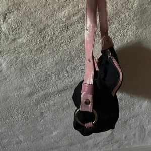 2000 - tals handväska!💕💕 - Här har vi en perfekt fest väska i marinblå färg och rosa axelband!  Den är i väldigt bra skick har tyvärr ingen användning för den!😍
