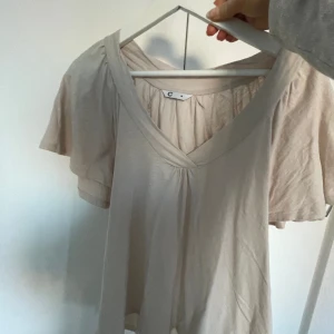 kortärmad beige topp - skönaste toppen ifrån cubus med snygga rynkade detaljer, är i storlek M men jag tycker den passar mindre oxå💞💞
