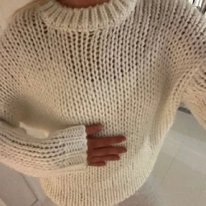 Stickad tröja  - Sjukt snygg stickad tröja. Köpt här på Plick och bilderna är lånade från förra säljaren. Inte kommit till användning därför jag säljer!🥰