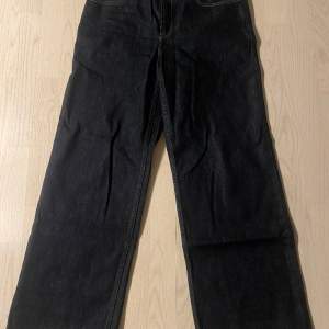 ”Low rise baggy fit jeans” från damsidan men passar båda väl. Helt oanvända