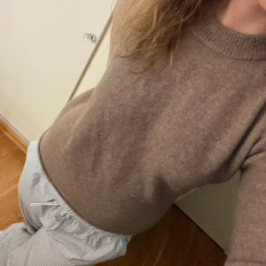 Stickad tröja  - Stickad tröja i alpackaull och ull. Storlek L men sitter som en M/S. Aldrig använd. Köpt för 399kr. Samma tröja som på första bilden fast i en annan färg.