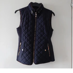 Väst - En mörkblå väst i stl.S knappt använd, från Zara women