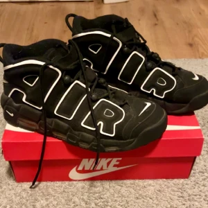 Nike Air Uptempo 2016 - Äkta! Budade och köpte dessa i 2022 för deadstock skick på Tradera. Nästintill nyskick, har haft på dem så pass få gånger. Säljer pga att de inte passar min stil