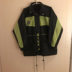 Vintage Nike-jacka - Vindjacka från Nike, köpt i vintagebutik i Brasilien. Oversize/herrstorlek L, jag har 38 och den faller väldigt snyggt på mig. Nypris ca 800.