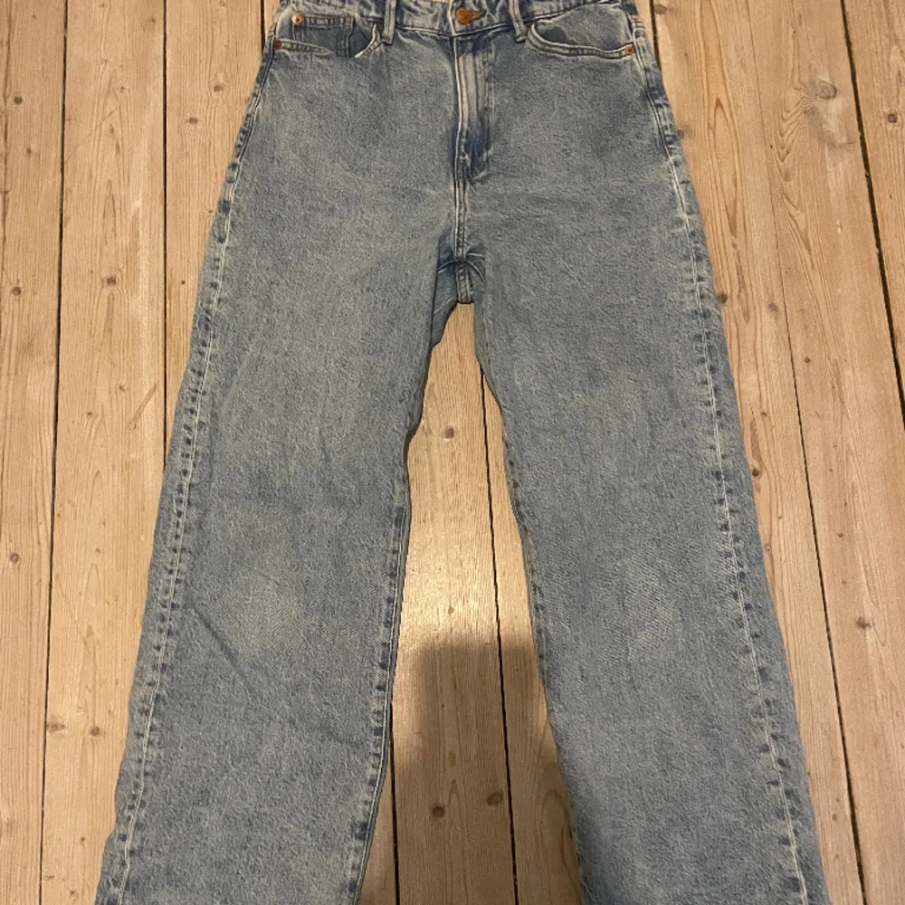 Blåa, högmidjade jeans från Lindex i strl 38, fina jeans, skulle säga att de är lite stora i storleken, men sitter väldigt fint på🤩. Jeans & Byxor.