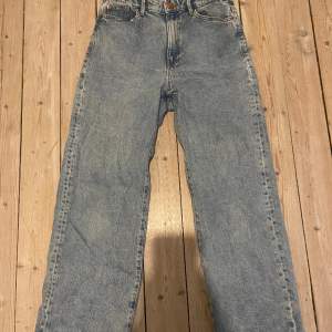 Blåa, högmidjade jeans från Lindex i strl 38, fina jeans, skulle säga att de är lite stora i storleken, men sitter väldigt fint på🤩
