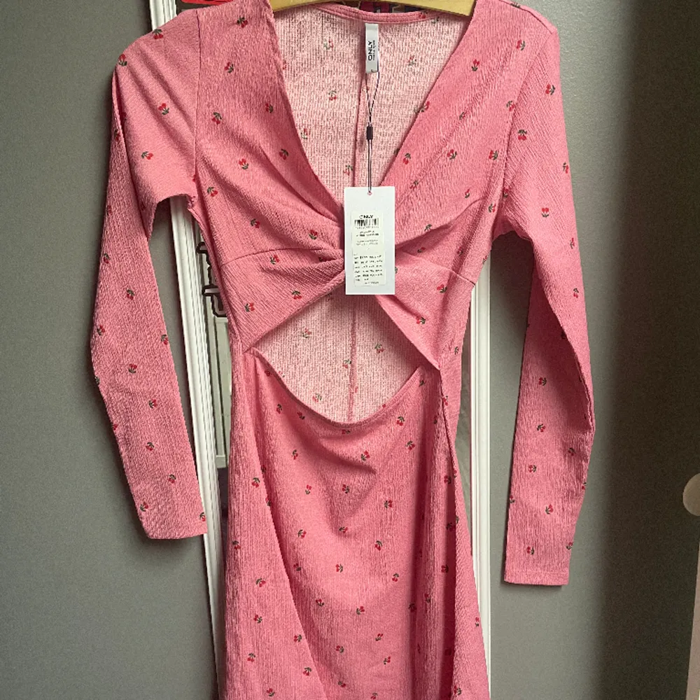 Jättefin rosa klänning med små körsbär på! Endast provad och med prislappar kvar 🫶🏼 . Klänningar.