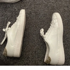 Michael kors skor med glitter detaljer  - Ett par Michael kors skor i fint skick. Dom har fina glitter detaljer och kommer inte längre till användning. Ny skick är 1200kr och mitt pris är 280kr , skriv för mer bilder elelr andra funderingar😀💕