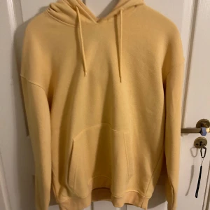 Gul hoodie \ Jack&Jones - Säljer pga jag inte använder. Knappast använd I extremt bra skick Pastellgul aktig i färgen