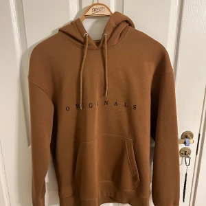 Hoodie | Jack&Jones - Brun hoodie från jack&jones. Säljer för jag inte använder längre. Jättebra skick utan skador eller fläckar.