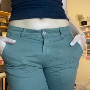Corgo pants  - Gröna cargo pants. Dem är i bra skick. Använda några gånger. 