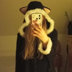 Kattkappa - Kattkappa i fint skick. Använd fåtal gånger. Mysig på insidan. Har en svans och kattöron. Väldigt skön. Den har fickor. Nypris 400. 