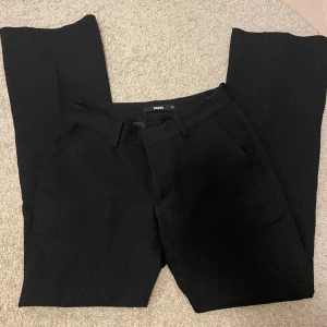 Kostymbyxor - Säljer mina jätte snygga lågmidjade kostymbyxor med en slits ifrån bikbok då de är lite för korta för mig! Kom privat för fler bilder🤍💋