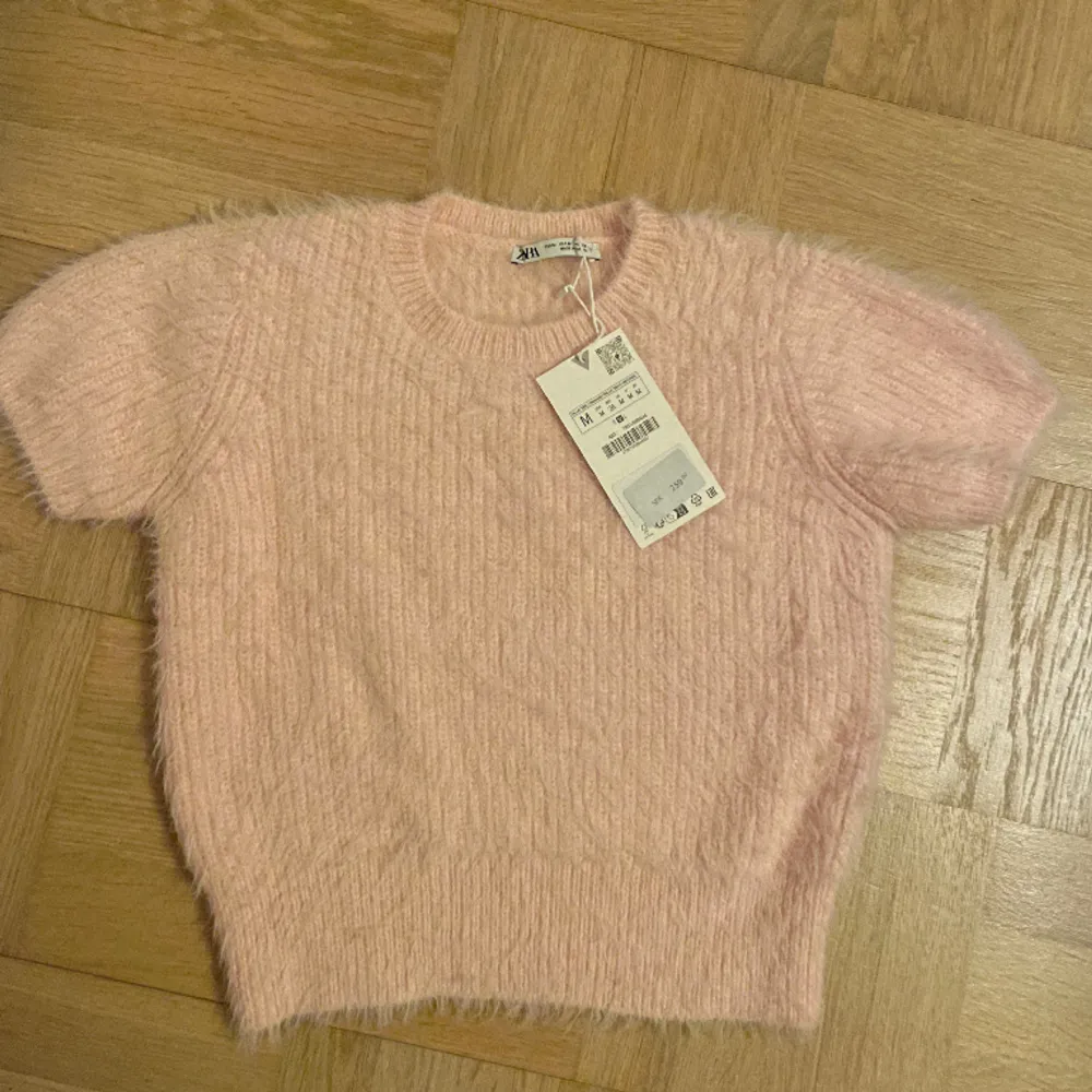 En rosa fluffig stickad tröja från zara som aldrig är använd och har lappen kvar. Tröjan är i storlek M men passar även S och XS.💗. Stickat.