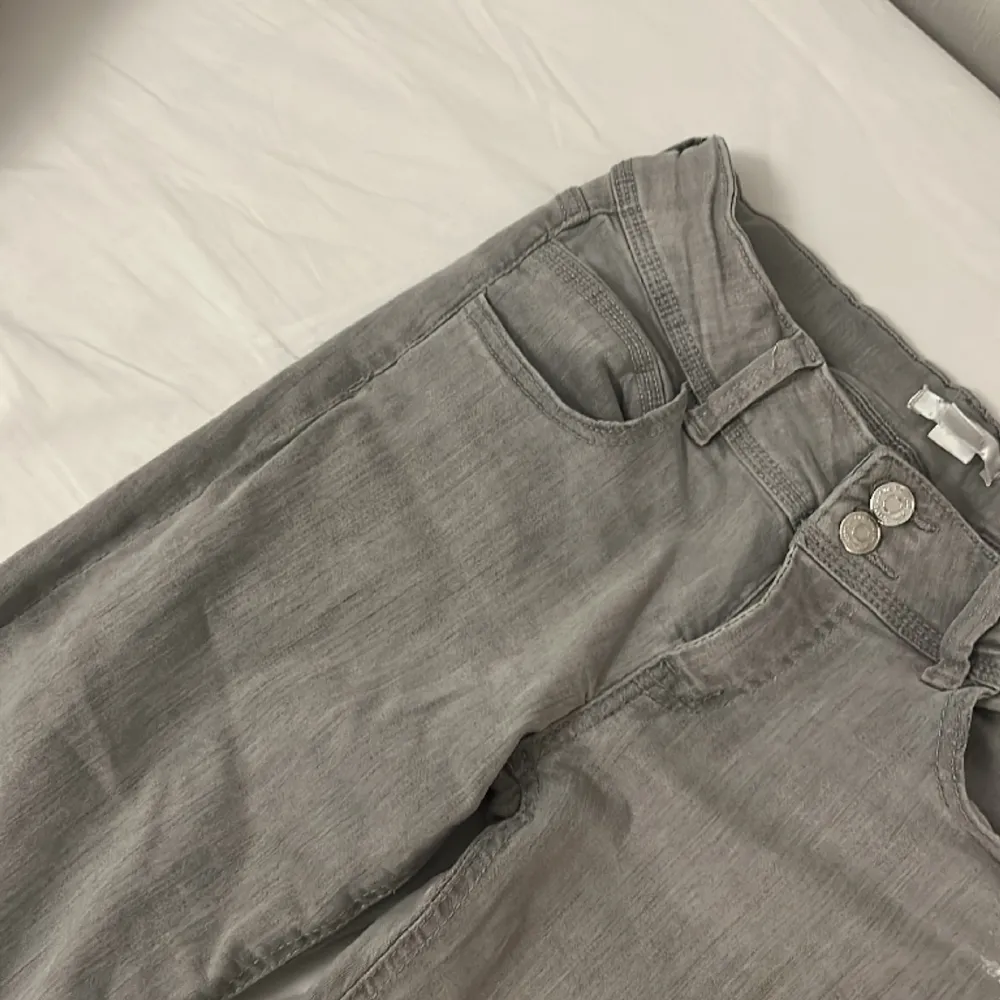 Riktigt fina jeans som passar till nästan vilken tröja/t-shirt som helst.  Använda många gånger men är fortfarande i bra skick. Jeansen är från Gina och de säljs inte längre. Storleken är 158 men jag är 165 och de sitter jätte bra även i längden. Jeans & Byxor.