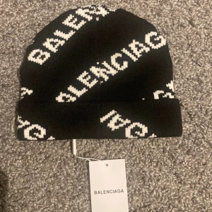 Balenciaga Mössa - Säljer nu min helt nya mössa. Priset kan diskuteras vid snabb affär.