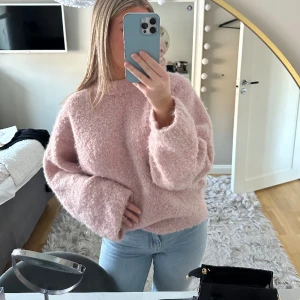 Rosa ull stickad tröja - Stickad rosa tröja i ull, använd typ två gånger. lite oversized i modellen. Köpt för 700 kr men säljer för 300 kr🩷