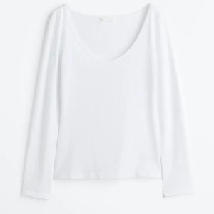 Långärmad tröja - Jättefin simpel långärmad tröja som funkar till allt! Säljer då den är för liten💞 Skriv privat om frågor och annat