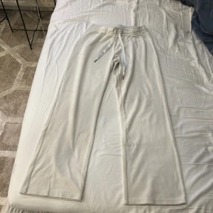 Mjukisbyxor  - Mjukisbyxor från Ginatricot. Jag är 164 och dem är lite korta i benen. Knappt använda. Frakten betalar köparen själv 
