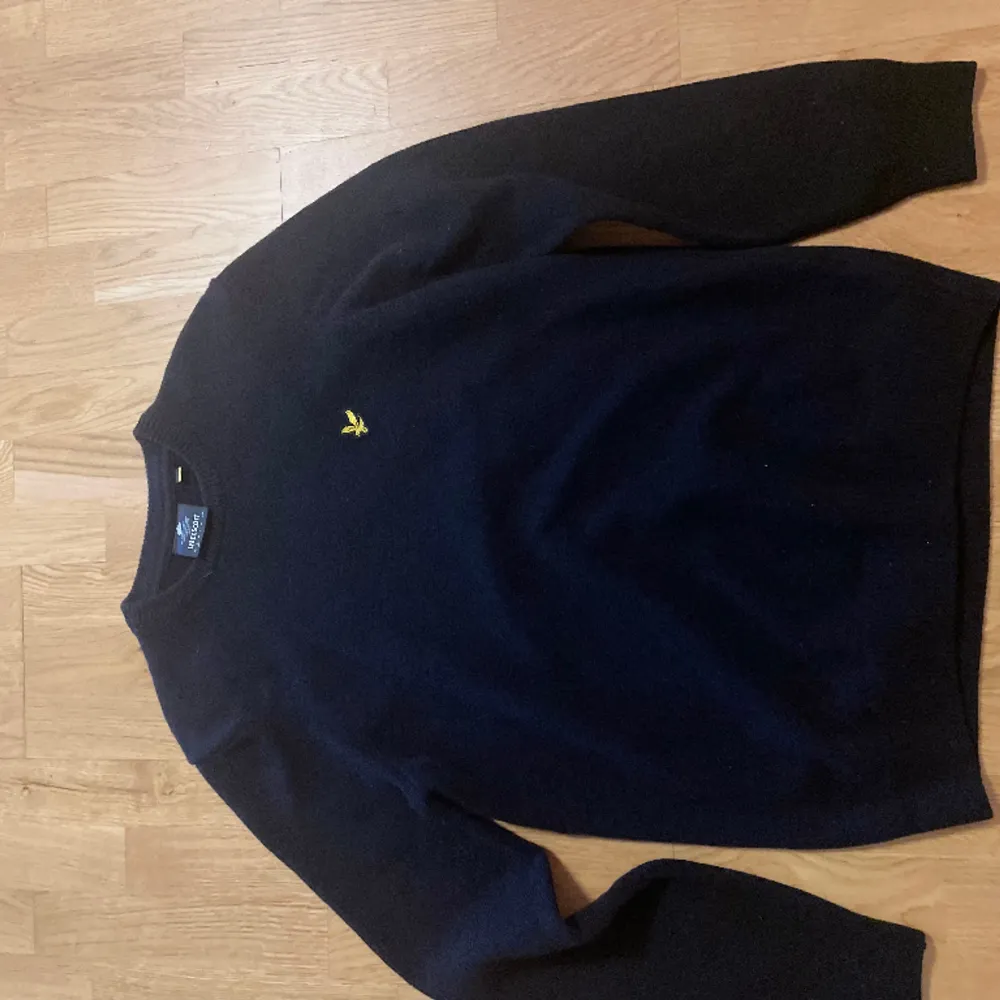 En tjock stickad lyle scott tröja perfekt skick aldrig använd. Neuleet.