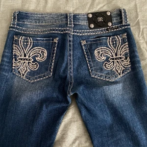Miss me jeans - Säljer ett par miss me jeans som är använda men inte har några skador. Säljer då de är för stora och inte kommit till användning. De är i modellen ”skinny” men är raka och jag håller i de i bilden. OBS! Finns scamare som använder mina bilder!