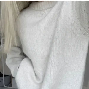 stickad zara tröja - Säljer denna stickade zara tröjan i storlek S, jättefin och mysig! Lånade bilder 💕