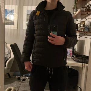 Parajumpers jacka - Hej! Säljer denna feta Parajumpers jackan i storlek xs. Jag säljer den för att jag ska köpa en annan. Släpper den så billigt för att jag är osäker om äkteheten. Hör gärna av dig vid minsta undring