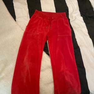 Säljer mina fina röda Juciy byxor pågrund av att jag inte använder dom. Storlek xs, inga defekter köpte dom för nypris -1,200kr och säljer för billigare med tanke på att dom är använda💗