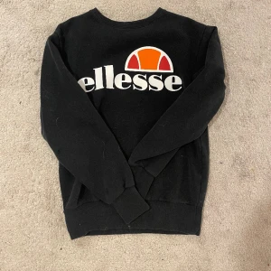 Ellesse sweatshirt - Hej! Säljer denna vara pga ingen användning av den. Skriv gärna privat vid funderingar!🤍💕frakt tillkommer!