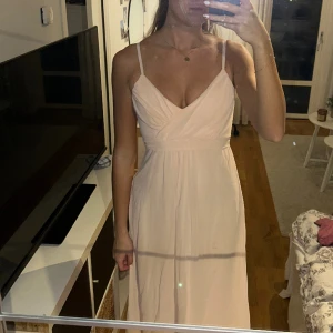 Långklänning/ balklänning  - Fin rosa lång klänning med knytning baktill. Perfekt till bal eller annan tillställning