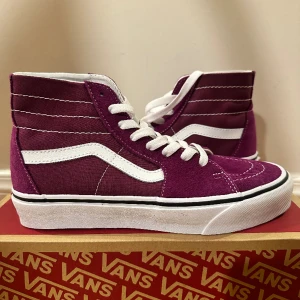 Röda vans - Säljer dessa mörklila/röda vans då jag fick dessa i födelsedagspresent, men jag har redan ett par så har tyvärr ingen andvönding för dom!!💞  Helt oanvända!!!