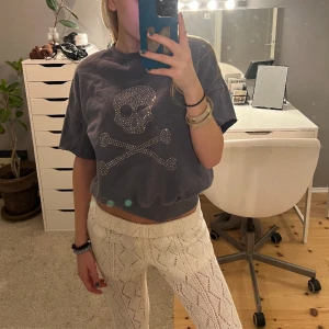 Trekvartärmad tröja 👻 - Trekvartärmad tröja från Scalpers i strl XS 😊🙌🏽 Använd fåtal gånger. Köparen står för frakt. 