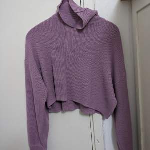En lila stickad tröja med krage från H&M i storlek M Pris 99kr