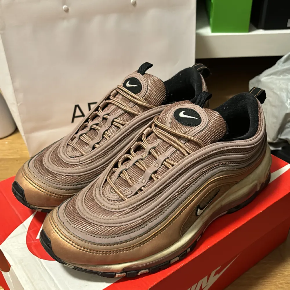 Nike air Max 97 Desert dust storlek 42. Använda men i gott skick. Låda medföljer!. Skor.