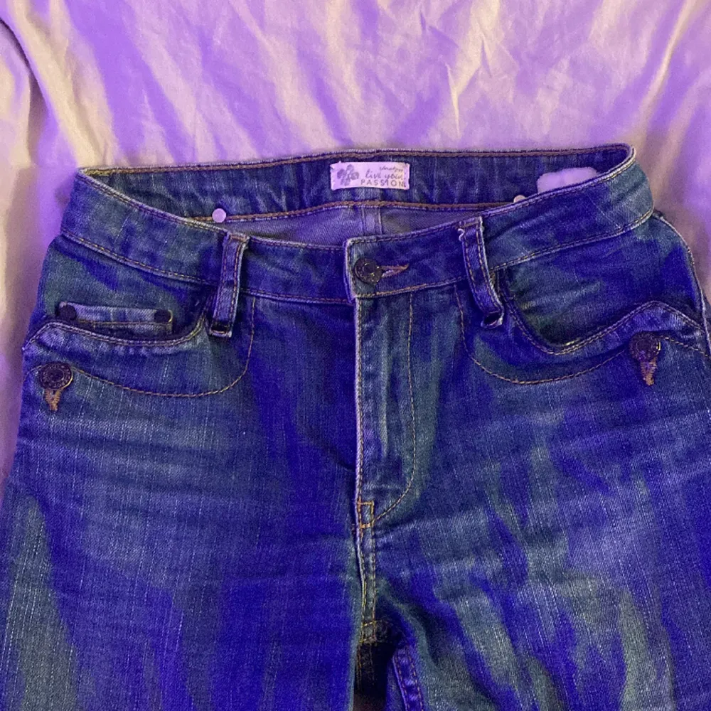 Säljer mina favorit Lågmidjade jeans så sjukt snygga köpta för 1100 mitt pris: 350. Jeans & Byxor.