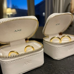 Guld örhängen från ani - 2 par guldörhängen som jag fick i julklapp men tyvärr inte passade mig bra Bold Hoops Gold - 25 mm nypris 950kr,Bold Hoops Gold - 20 mm nypris 850kr Från Bianca ingrosso o Lovisa Worges smyckeskollektion, säljer båda två för 1500kr då dom är använda 3gg