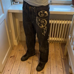 Y2K YDL Jeans - Tja jag säljer mina feta YDL jeans. Jeansen har en fet brodering. Skick: 9/10, inga hål. Jag är 177cm lång.