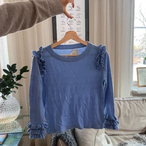 Sååå fin stickad tröja - Säljer denna så fina blå stickade tröja😍😍