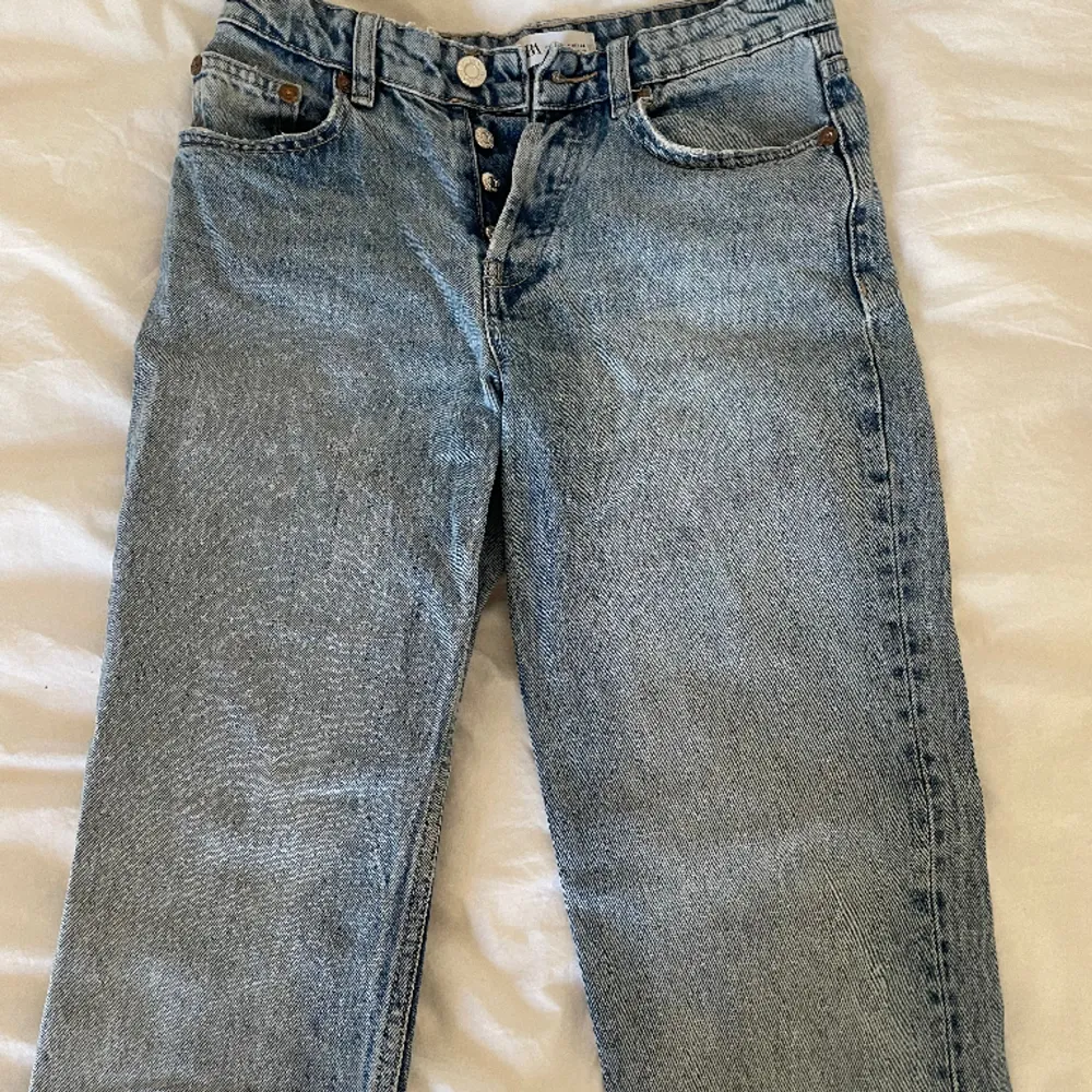 Säljer skitsnygga jeans från Zara, raka och mid waist. Använda 2-3 ggr💓. Jeans & Byxor.