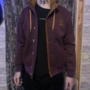 louis vuitton jacka - louis vuitton jacka i storlek xxl, kan gå ner i pris vid snabb affär