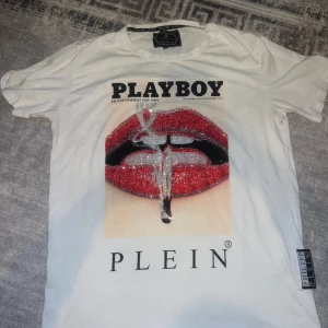 PHILIPP PLEIN - PLAYBOY T-SHIRT - NYPRIS: 400$  Säljer nu min PP T-shirt som endast användes 1 gång. Allt för stor för mig därmed säljer jag den.  Lägg bud, möts upp i Göteborg eller skickas.  Kvitto finns tyvärr inte kvar men den är äkta.  Storlek XL men är som L.