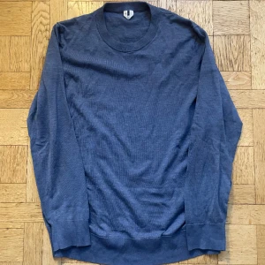 BLÅ MERINOTRÖJA  - Riktigt snygg blå tröja från Arket i merinoull. Riktigt snygg och varm nu i vinter, hör av er vid frågor!!